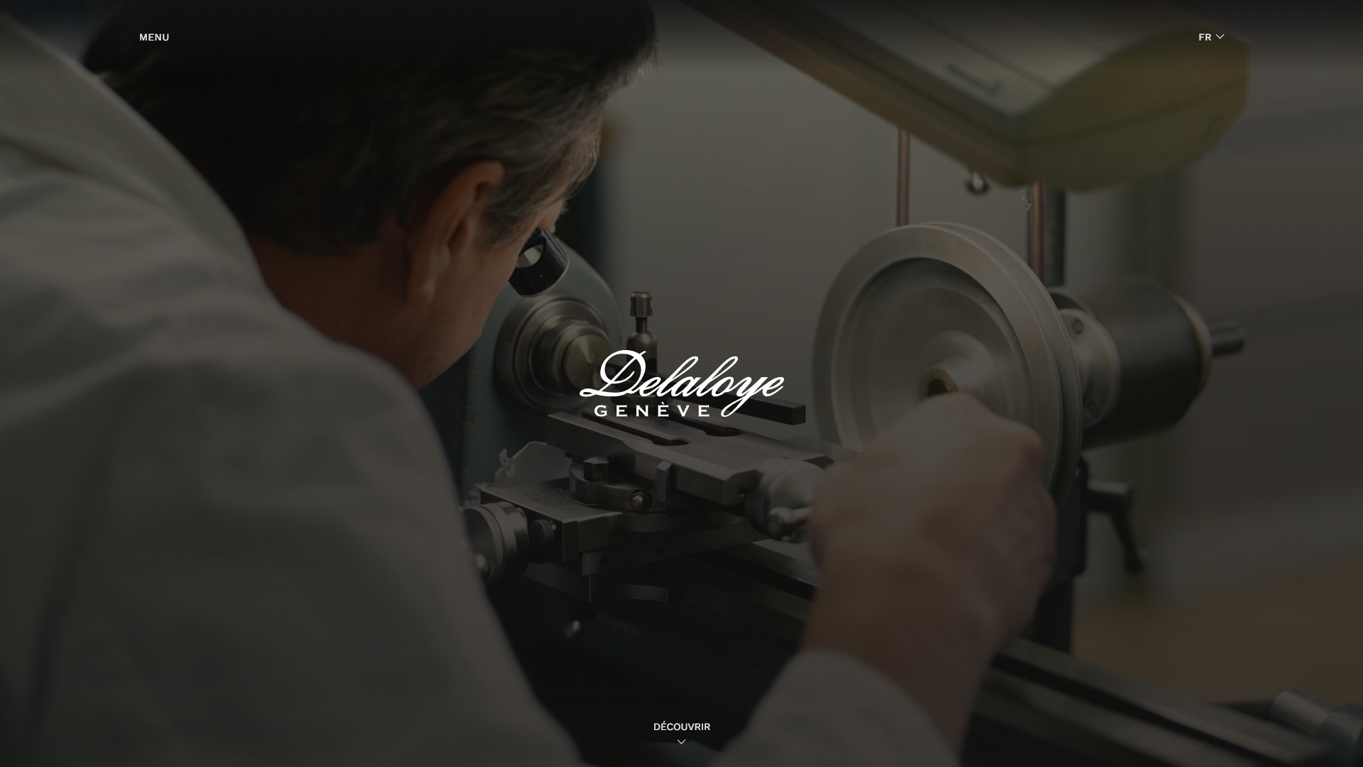 Image d'introduction du site - Delaloye qui travaille sur la fabrication d'une de ses montres